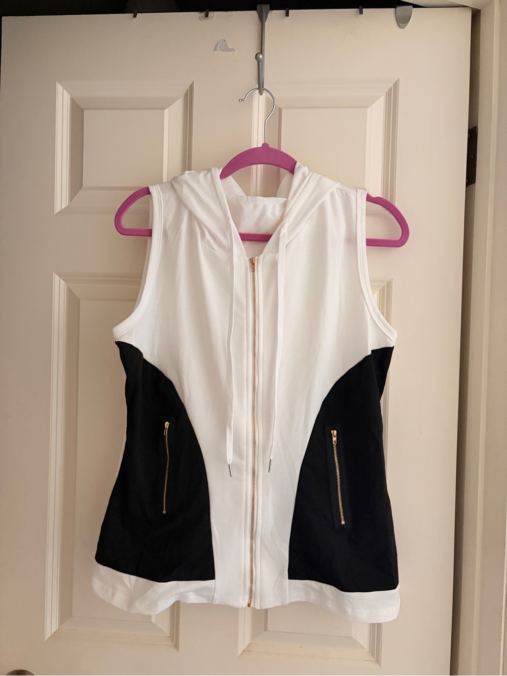 NWOT Women's White and Black Sleeveless Zip Hoodie
